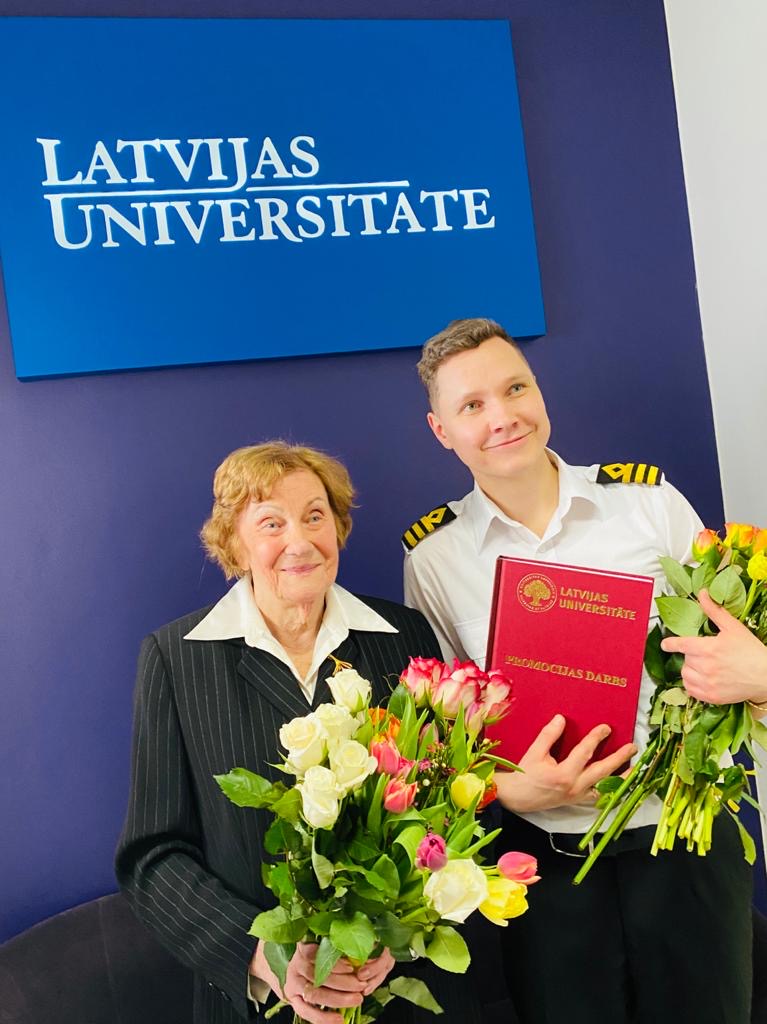 Pēc doktora darba aizstāvēšanas Kristaps Lūkins kopā ar pētījuma vadītāju profesori Dr.habil. paed. Ausmu Šponu