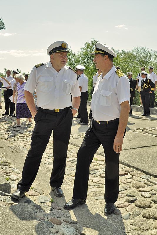 2012.gads. Toreizējais Jūras akadēmijas asociētais profesors Ilmārs Lešinskis un admirālis Gaidis Zeibots. Abi bijušie Jūras spēku komandieri.