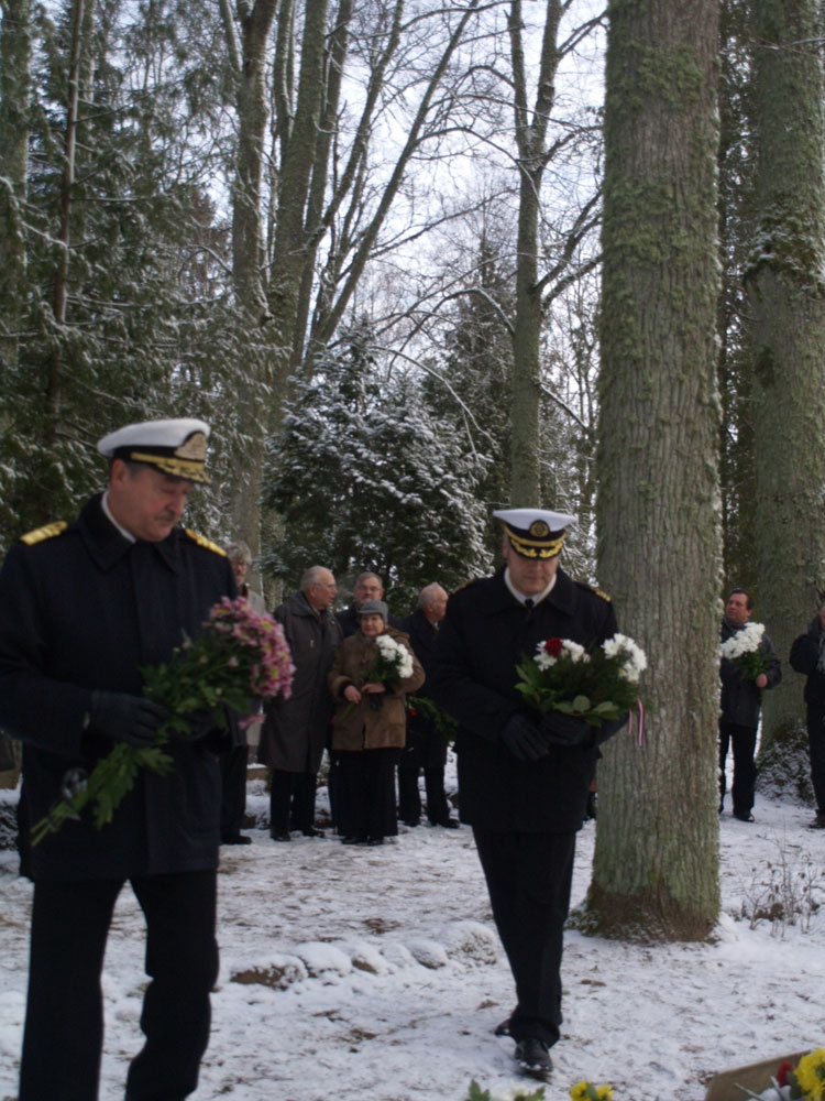 Piemiņas brīdis komandkapteiņa pie Hugo Legzdiņa kapa Lēdurgas kapos.