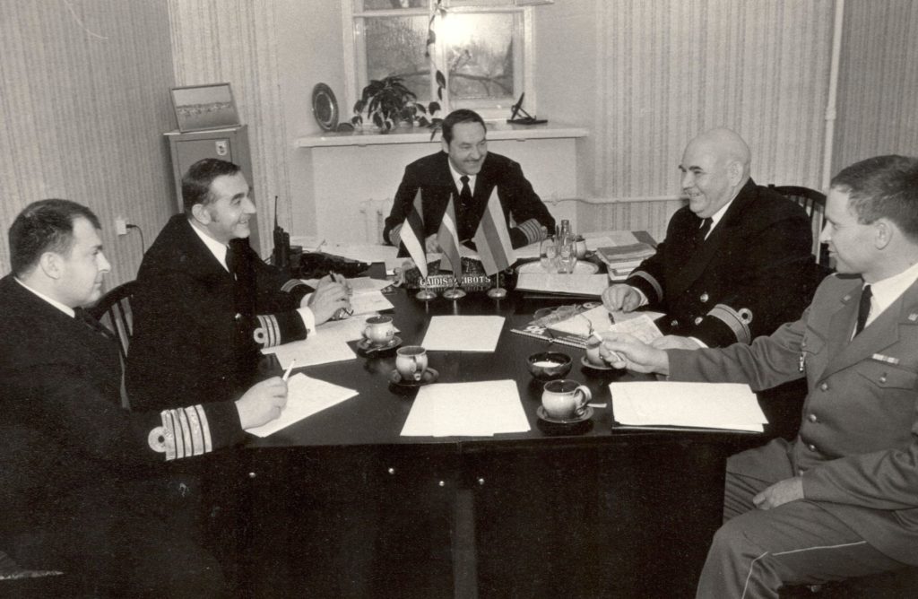 1993.gads. Latvijas Jūras spēku komandieris Gaidis Andrejs Zeibots kopā ar saviem Baltijas valstu kolēģiem – Raimondu Baltušku un Rolandu Leitu.