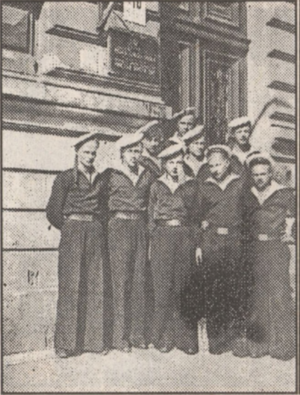 O.Stimbāns ar kursa biedriem Rīgas jungu skolas durvju priekšā 1948. gadā