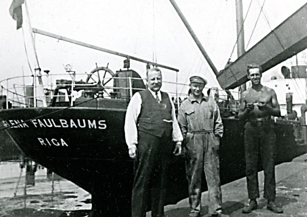 Tvaikonis ar daļu no tvaikoņa “Helena Faulbaums” apkalpes komandas. No kreisās: kapteinis N. Cughauss, stūrmanis A. Skulte, radiotelegrāfists A. Šulcs, 1933. gads;